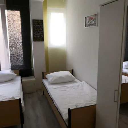 Monteurzimmer Zentrum ゲストハウス 2*