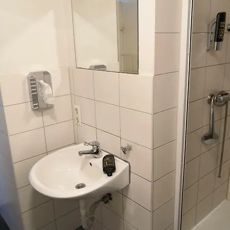Monteurzimmer Zentrum ゲストハウス 2*