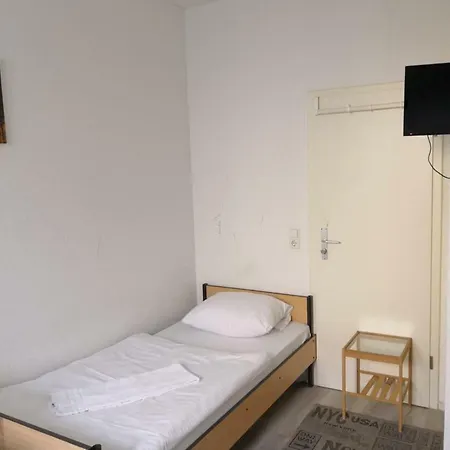 ゲストハウス Monteurzimmer Zentrum 2*